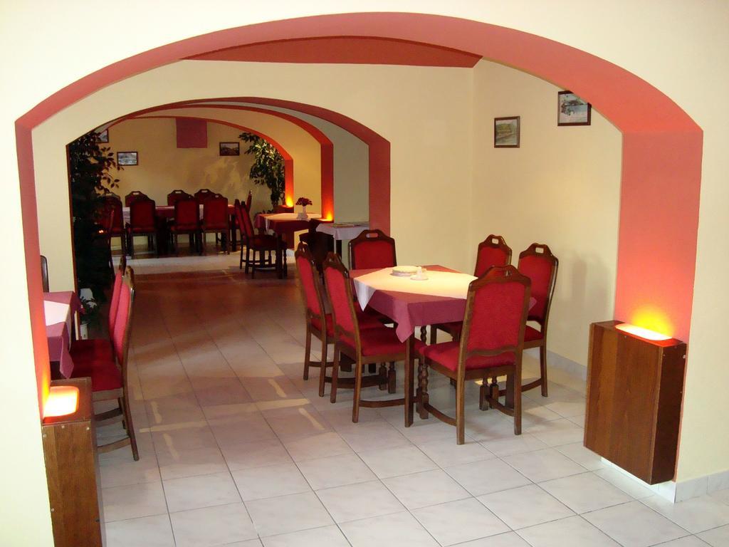 Hotel Jaro Melnik Ngoại thất bức ảnh